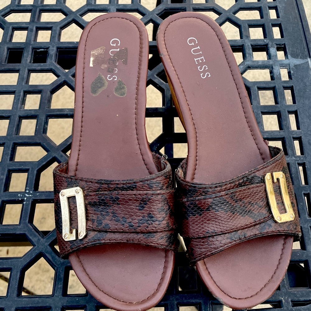 By Guess. Size 8. Synthetic leather.